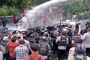 Demo Mahasiswa di DPRD Sulut Berakhir Ricuh, Polisi Tembakkan Gas Air Mata dan Water Cannon