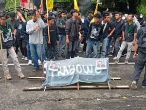 Demo di DPRD Sulut Memanas: Mahasiswa Bawa Keranda Prabowo-Gibran dan Suarakan 16 Tuntutan Sebelum Berakhir Rusuh